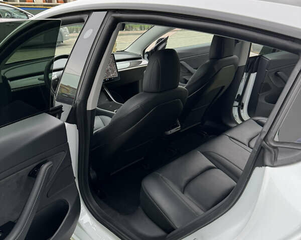 Белый Тесла Модель 3, объемом двигателя 0 л и пробегом 65 тыс. км за 35000 $, фото 13 на Automoto.ua