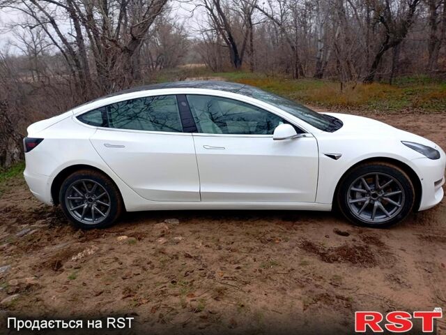 Белый Тесла Модель 3, объемом двигателя 75 л и пробегом 77 тыс. км за 16000 $, фото 4 на Automoto.ua