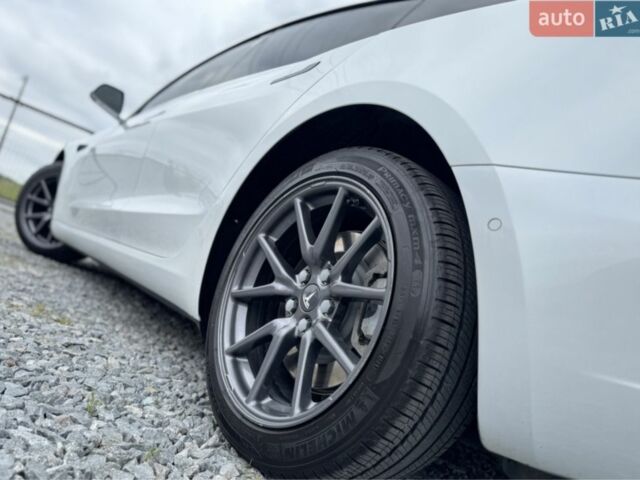 Белый Тесла Модель 3, объемом двигателя 0 л и пробегом 125 тыс. км за 15000 $, фото 4 на Automoto.ua