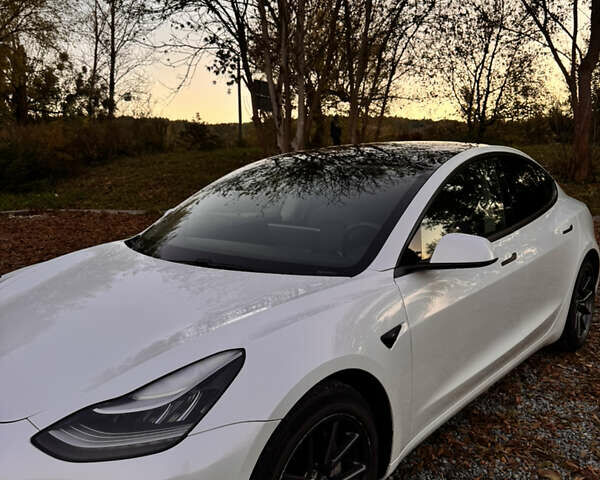 Белый Тесла Модель 3, объемом двигателя 0 л и пробегом 129 тыс. км за 19900 $, фото 3 на Automoto.ua