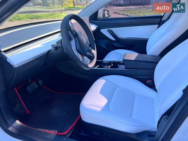 Білий Тесла Модель 3, об'ємом двигуна 0 л та пробігом 74 тис. км за 19000 $, фото 13 на Automoto.ua