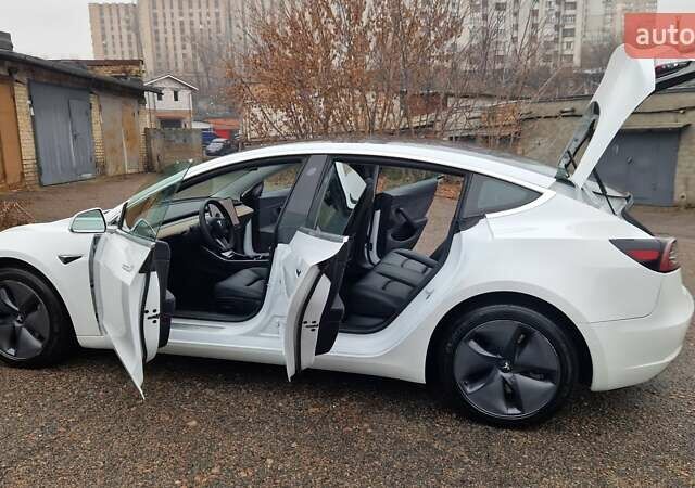 Білий Тесла Модель 3, об'ємом двигуна 0 л та пробігом 142 тис. км за 16900 $, фото 5 на Automoto.ua