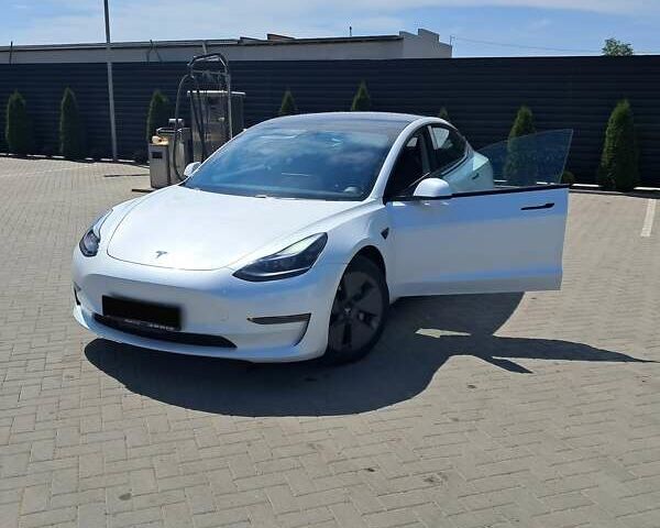 Тесла Модель 3 2020 в Ивано-Франковске на Automoto.ua Белый Тесла Модель 3, объемом двигателя 0 л и пробегом 105 тыс. км за 20950 $, фото 3 на Automoto.ua