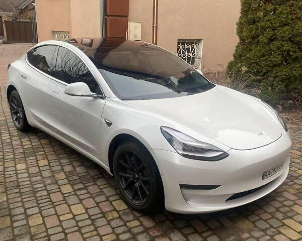 Белый Тесла Модель 3, объемом двигателя 0 л и пробегом 60 тыс. км за 16999 $, фото 2 на Automoto.ua