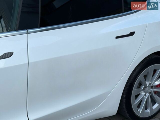 Белый Тесла Модель 3, объемом двигателя 0 л и пробегом 120 тыс. км за 15199 $, фото 18 на Automoto.ua