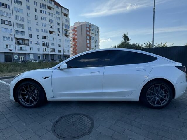Белый Тесла Модель 3, объемом двигателя 0 л и пробегом 110 тыс. км за 20999 $, фото 2 на Automoto.ua