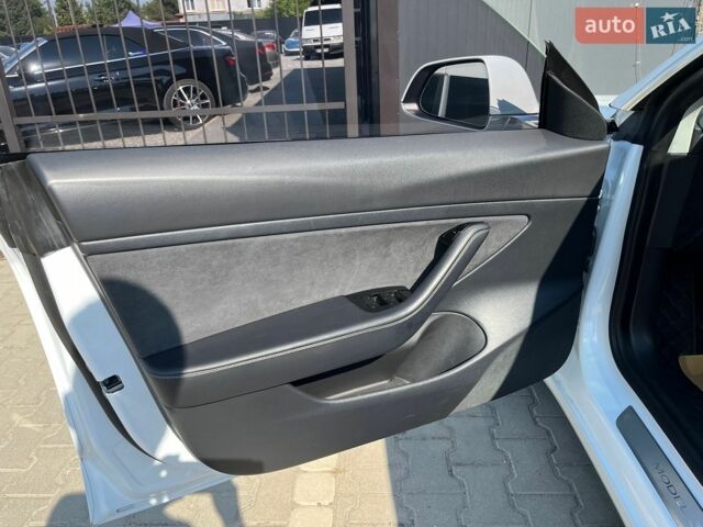 Білий Тесла Модель 3, об'ємом двигуна 0 л та пробігом 119 тис. км за 16000 $, фото 13 на Automoto.ua