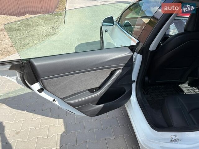 Белый Тесла Модель 3, объемом двигателя 0 л и пробегом 54 тыс. км за 17500 $, фото 11 на Automoto.ua