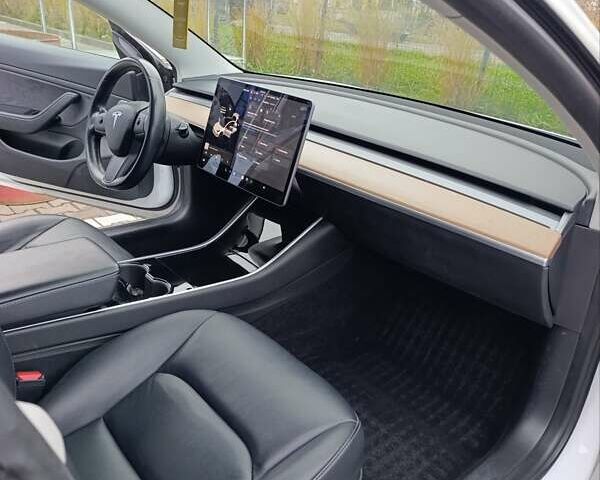 Білий Тесла Модель 3, об'ємом двигуна 0 л та пробігом 112 тис. км за 18500 $, фото 13 на Automoto.ua