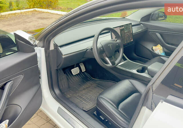 Белый Тесла Модель 3, объемом двигателя 0 л и пробегом 72 тыс. км за 25000 $, фото 10 на Automoto.ua