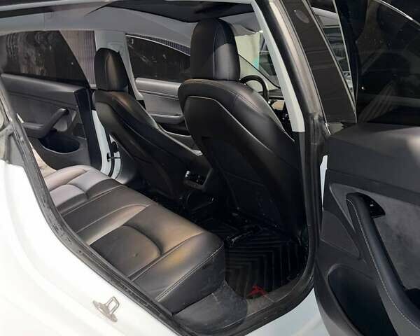 Білий Тесла Модель 3, об'ємом двигуна 0 л та пробігом 106 тис. км за 20000 $, фото 5 на Automoto.ua