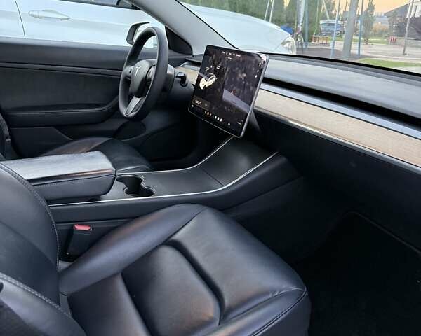 Білий Тесла Модель 3, об'ємом двигуна 0 л та пробігом 221 тис. км за 12700 $, фото 33 на Automoto.ua