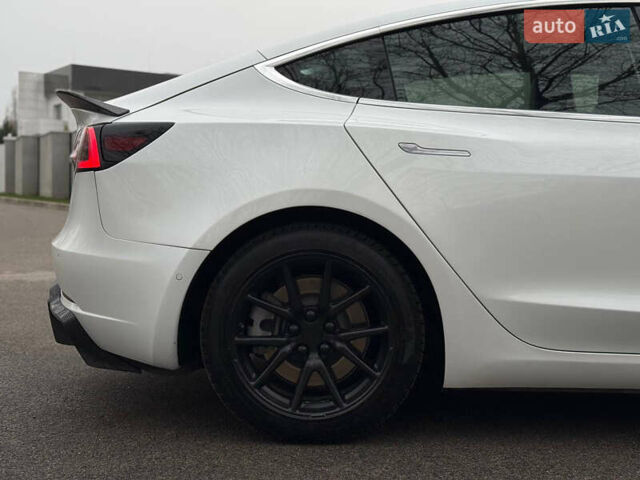 Белый Тесла Модель 3, объемом двигателя 0 л и пробегом 105 тыс. км за 14999 $, фото 7 на Automoto.ua