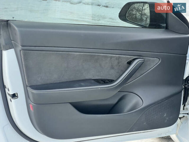 Белый Тесла Модель 3, объемом двигателя 0 л и пробегом 90 тыс. км за 19999 $, фото 28 на Automoto.ua