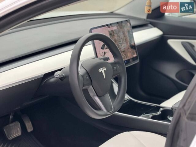 Білий Тесла Модель 3, об'ємом двигуна 0 л та пробігом 47 тис. км за 18500 $, фото 10 на Automoto.ua
