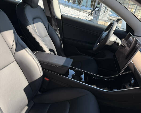 Білий Тесла Модель 3, об'ємом двигуна 0 л та пробігом 117 тис. км за 16500 $, фото 4 на Automoto.ua