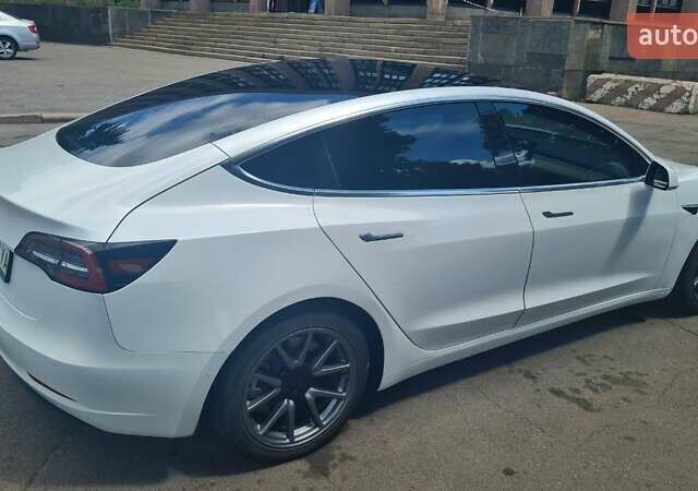 Белый Тесла Модель 3, объемом двигателя 0 л и пробегом 56 тыс. км за 16250 $, фото 2 на Automoto.ua