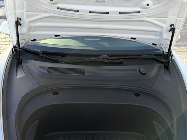 Білий Тесла Модель 3, об'ємом двигуна 0 л та пробігом 102 тис. км за 18500 $, фото 11 на Automoto.ua