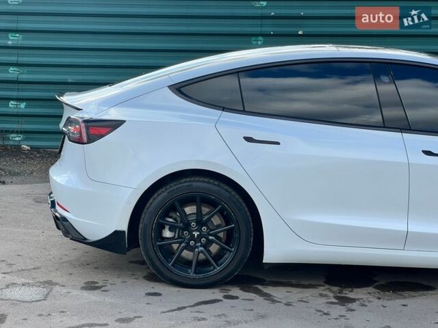 Белый Тесла Модель 3, объемом двигателя 0 л и пробегом 90 тыс. км за 18999 $, фото 24 на Automoto.ua