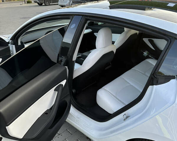 Білий Тесла Модель 3, об'ємом двигуна 0 л та пробігом 77 тис. км за 28999 $, фото 35 на Automoto.ua