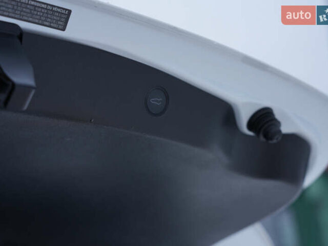 Білий Тесла Модель 3, об'ємом двигуна 0 л та пробігом 90 тис. км за 16999 $, фото 23 на Automoto.ua