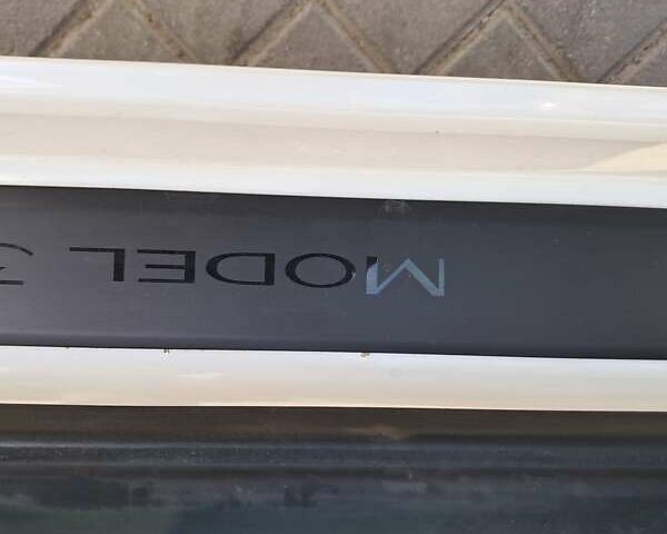 Белый Тесла Модель 3, объемом двигателя 0 л и пробегом 105 тыс. км за 20450 $, фото 28 на Automoto.ua