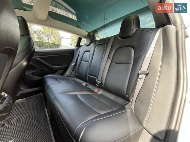Белый Тесла Модель 3, объемом двигателя 0 л и пробегом 57 тыс. км за 18650 $, фото 34 на Automoto.ua
