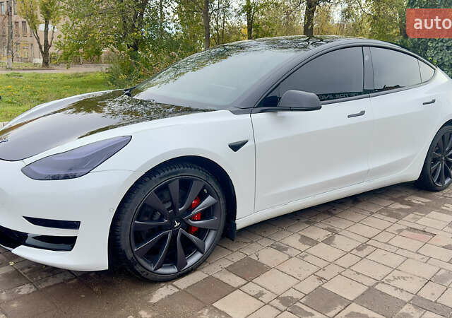 Белый Тесла Модель 3, объемом двигателя 0 л и пробегом 72 тыс. км за 20999 $, фото 9 на Automoto.ua