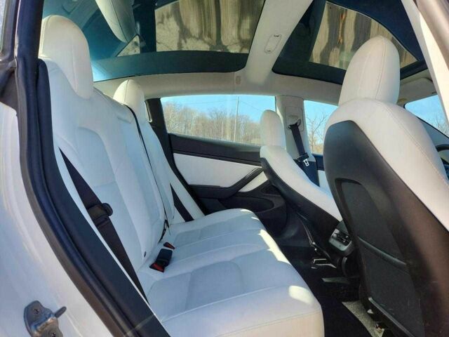 Белый Тесла Модель 3, объемом двигателя 0 л и пробегом 58 тыс. км за 5500 $, фото 9 на Automoto.ua