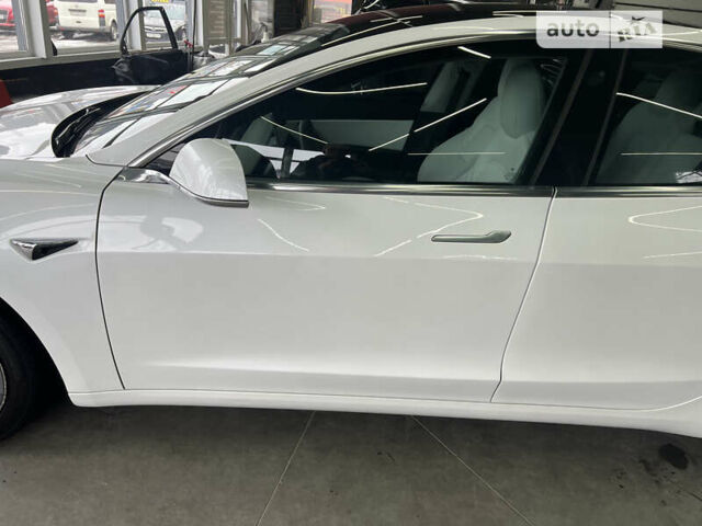 Белый Тесла Модель 3, объемом двигателя 0 л и пробегом 85 тыс. км за 18000 $, фото 3 на Automoto.ua