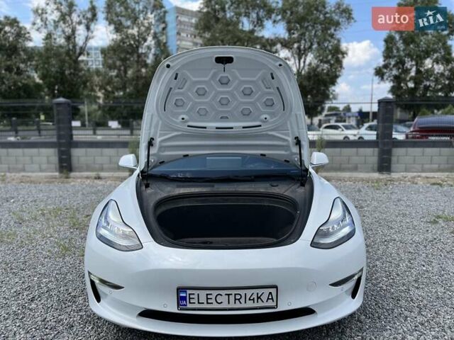 Белый Тесла Модель 3, объемом двигателя 0 л и пробегом 57 тыс. км за 18650 $, фото 18 на Automoto.ua