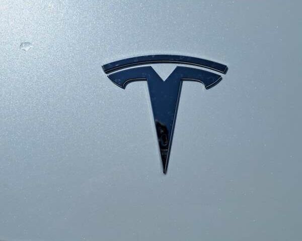 Тесла Модель 3 2020 в Ивано-Франковске на Automoto.ua Белый Тесла Модель 3, объемом двигателя 0 л и пробегом 105 тыс. км за 20950 $, фото 25 на Automoto.ua
