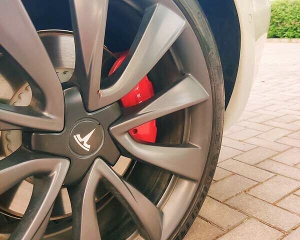 Белый Тесла Модель 3, объемом двигателя 0 л и пробегом 105 тыс. км за 21000 $, фото 18 на Automoto.ua