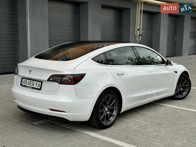 Белый Тесла Модель 3, объемом двигателя 0 л и пробегом 64 тыс. км за 17900 $, фото 3 на Automoto.ua