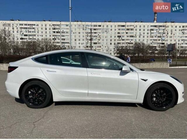 Білий Тесла Модель 3, об'ємом двигуна 0 л та пробігом 58 тис. км за 15250 $, фото 4 на Automoto.ua