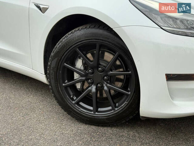 Белый Тесла Модель 3, объемом двигателя 0 л и пробегом 105 тыс. км за 14999 $, фото 4 на Automoto.ua