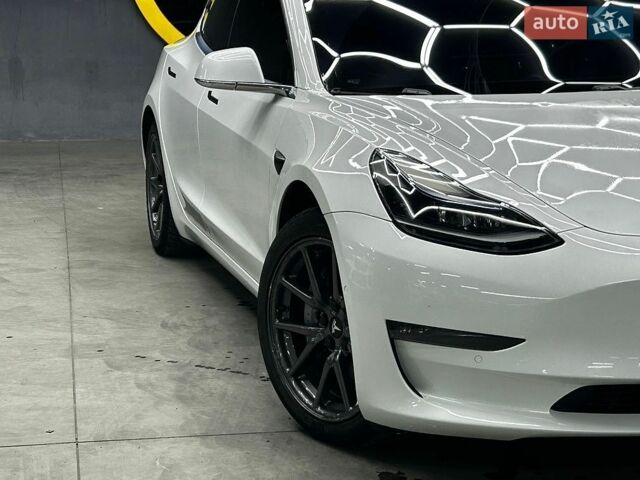 Білий Тесла Модель 3, об'ємом двигуна 0 л та пробігом 102 тис. км за 17900 $, фото 1 на Automoto.ua