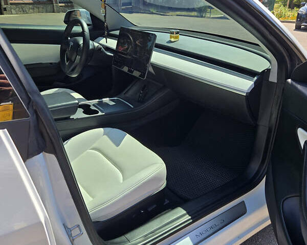 Білий Тесла Модель 3, об'ємом двигуна 0 л та пробігом 72 тис. км за 15900 $, фото 13 на Automoto.ua