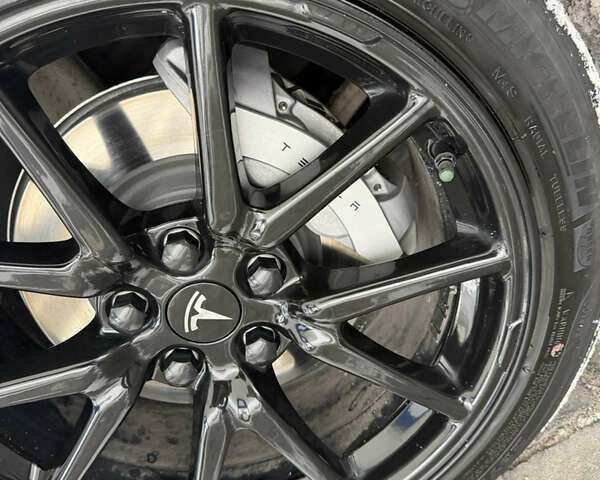 Белый Тесла Модель 3, объемом двигателя 0 л и пробегом 83 тыс. км за 20200 $, фото 10 на Automoto.ua