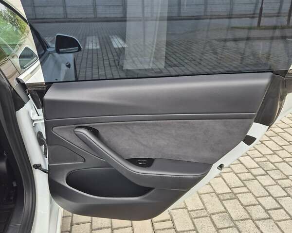 Білий Тесла Модель 3, об'ємом двигуна 0 л та пробігом 81 тис. км за 14550 $, фото 66 на Automoto.ua