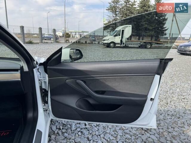 Белый Тесла Модель 3, объемом двигателя 0 л и пробегом 130 тыс. км за 17950 $, фото 31 на Automoto.ua
