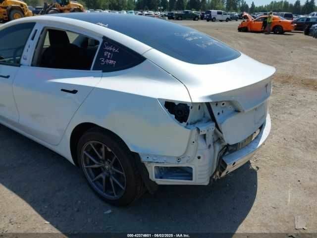 Белый Тесла Модель 3, объемом двигателя 0 л и пробегом 53 тыс. км за 5500 $, фото 5 на Automoto.ua