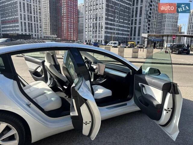 Белый Тесла Модель 3, объемом двигателя 0 л и пробегом 150 тыс. км за 23000 $, фото 2 на Automoto.ua