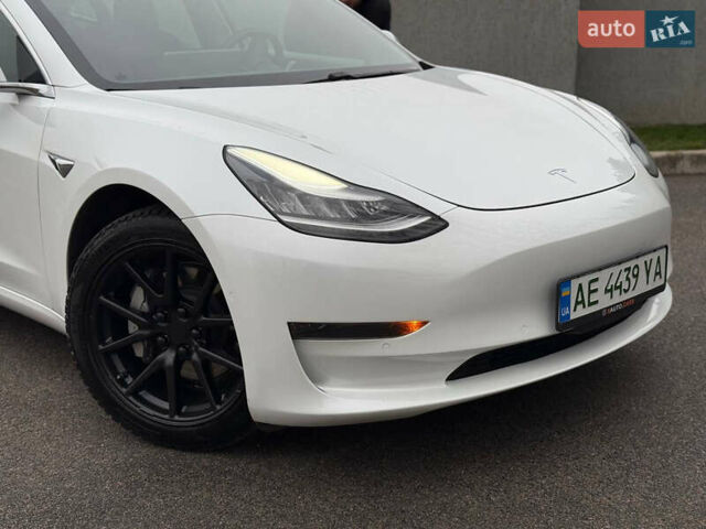 Белый Тесла Модель 3, объемом двигателя 0 л и пробегом 105 тыс. км за 14999 $, фото 5 на Automoto.ua