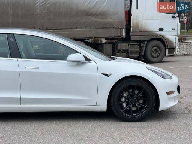 Білий Тесла Модель 3, об'ємом двигуна 0 л та пробігом 47 тис. км за 18500 $, фото 3 на Automoto.ua