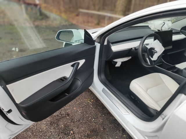 Белый Тесла Модель 3, объемом двигателя 0 л и пробегом 67 тыс. км за 9500 $, фото 15 на Automoto.ua