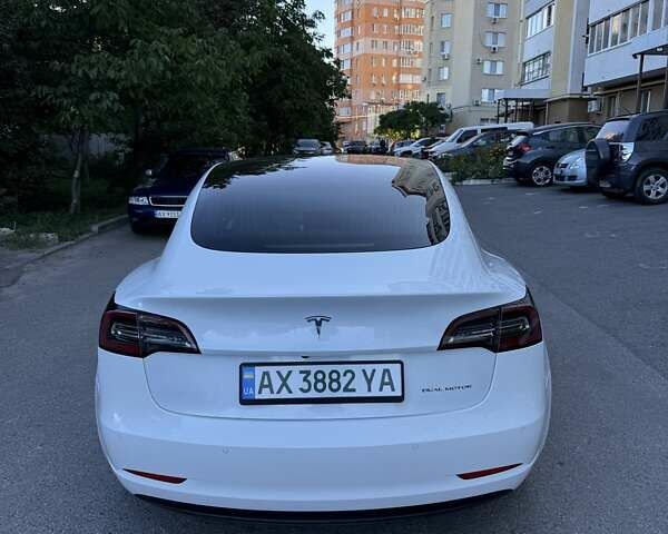 Белый Тесла Модель 3, объемом двигателя 0 л и пробегом 52 тыс. км за 18100 $, фото 4 на Automoto.ua