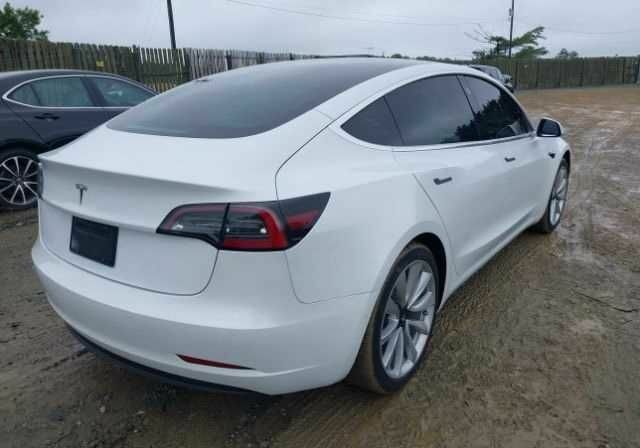 Білий Тесла Модель 3, об'ємом двигуна 0 л та пробігом 45 тис. км за 9900 $, фото 2 на Automoto.ua