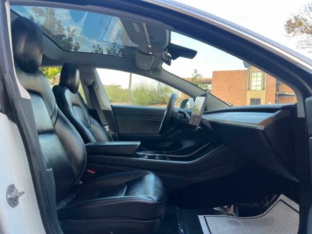 Білий Тесла Модель 3, об'ємом двигуна 0 л та пробігом 45 тис. км за 11300 $, фото 5 на Automoto.ua