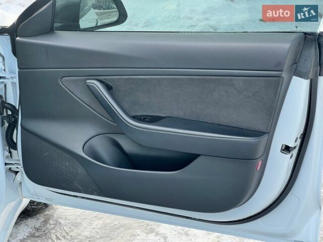 Белый Тесла Модель 3, объемом двигателя 0 л и пробегом 90 тыс. км за 18999 $, фото 45 на Automoto.ua